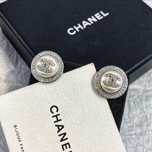 🌸 Chanel Pearl & Crystal Stud Earrings – Classic CC Logo